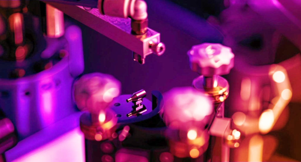 Detailaufnahme einer Maschine mit violetter Beleuchtung