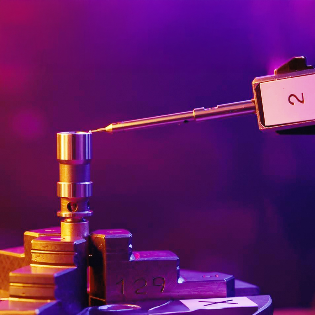 Makroaufnahme von Präzisionsinstrumenten mit lila Beleuchtung